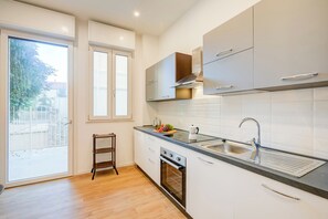 Frigorifero, forno, piano cottura, macchina per tè/caffè