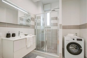 Family Apartment, Multiple Bedrooms, Sea Facing (Casa Angerin 3 - 100m from sea) | Bathroom