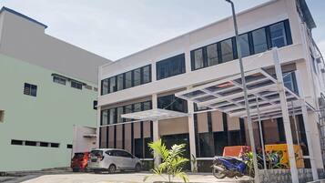 Vista frontal de la propiedad