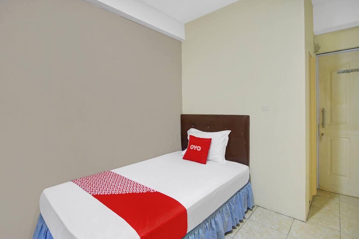 Standard Single Room | Desk, laptop workspace, bed sheets