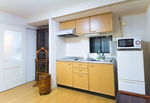 Kühlschrank, Herdplatte, Esstisch