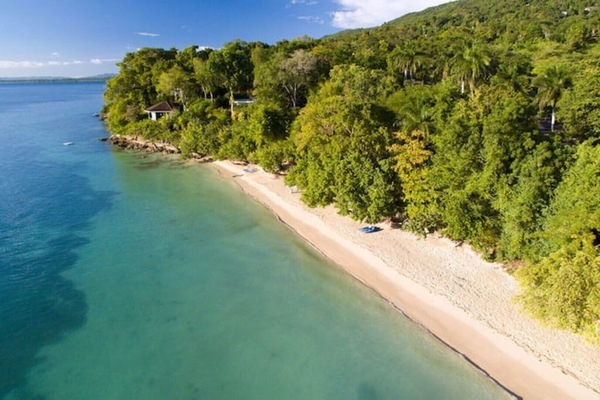 The beautiful unspoilt Bluefields beach, just 10 mins drive from "The Indianna"