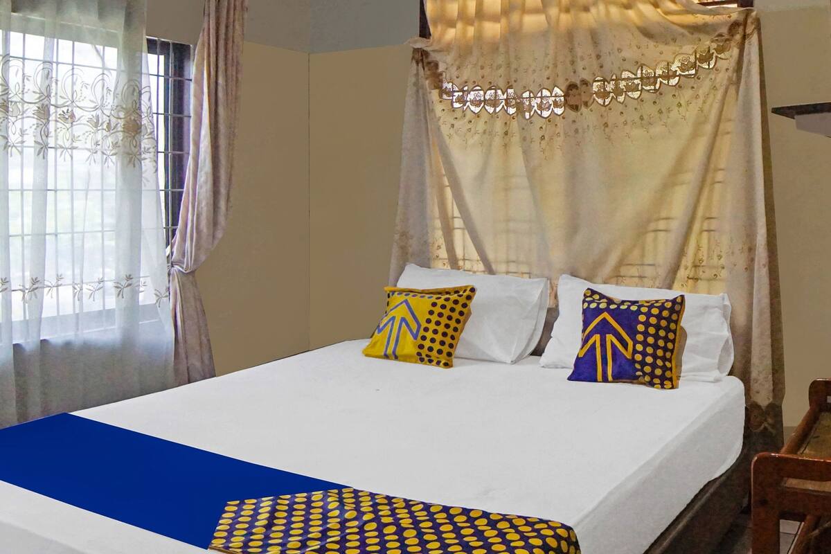 Economy Room | Desk, laptop workspace, bed sheets