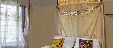 Economy Room | Desk, laptop workspace, bed sheets