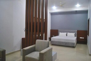 Deluxe Room | Meja, seterika/papan seterika, Wi-fi percuma, cadar katil