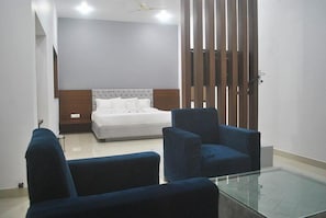 Deluxe Room | Desk, iron/ironing board, free WiFi, bed sheets - Himalayan Off Trails (Dharamshala)