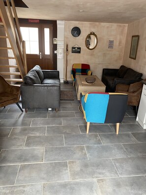 TV connectée, table de tennis de table, livres