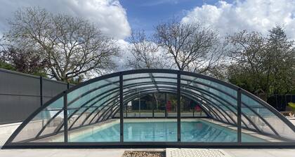 Au porte de chambord Les trois clefs with heated pool sleeps 14
