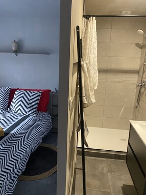 7 chambres, coffres-forts dans les chambres, fer et planche Ă repasser