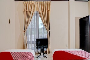 Desk, laptop workspace, bed sheets - Hotel O Rindu Sempadan Near Taman Wisata Rindu Sempadan (Pekanbaru)