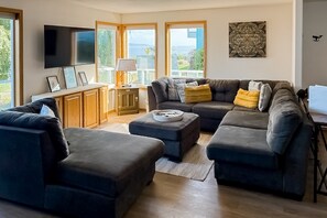 TV - Bayfront home with amazing water & mountain views, deck, lawn, grill, streaming (Camano Island)