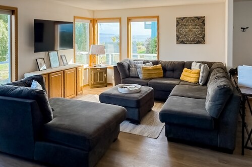 Bayfront home with amazing water & mountain views, deck, lawn, grill, streaming