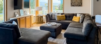 Bayfront home with amazing water & mountain views, deck, lawn, grill, streaming