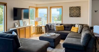 Bayfront home with amazing water & mountain views, deck, lawn, grill, streaming