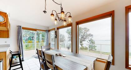 Bayfront home with amazing water & mountain views, deck, lawn, grill, streaming