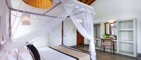 Une chambre à coucher avec un lit à baldaquin, un bureau et une chaise.