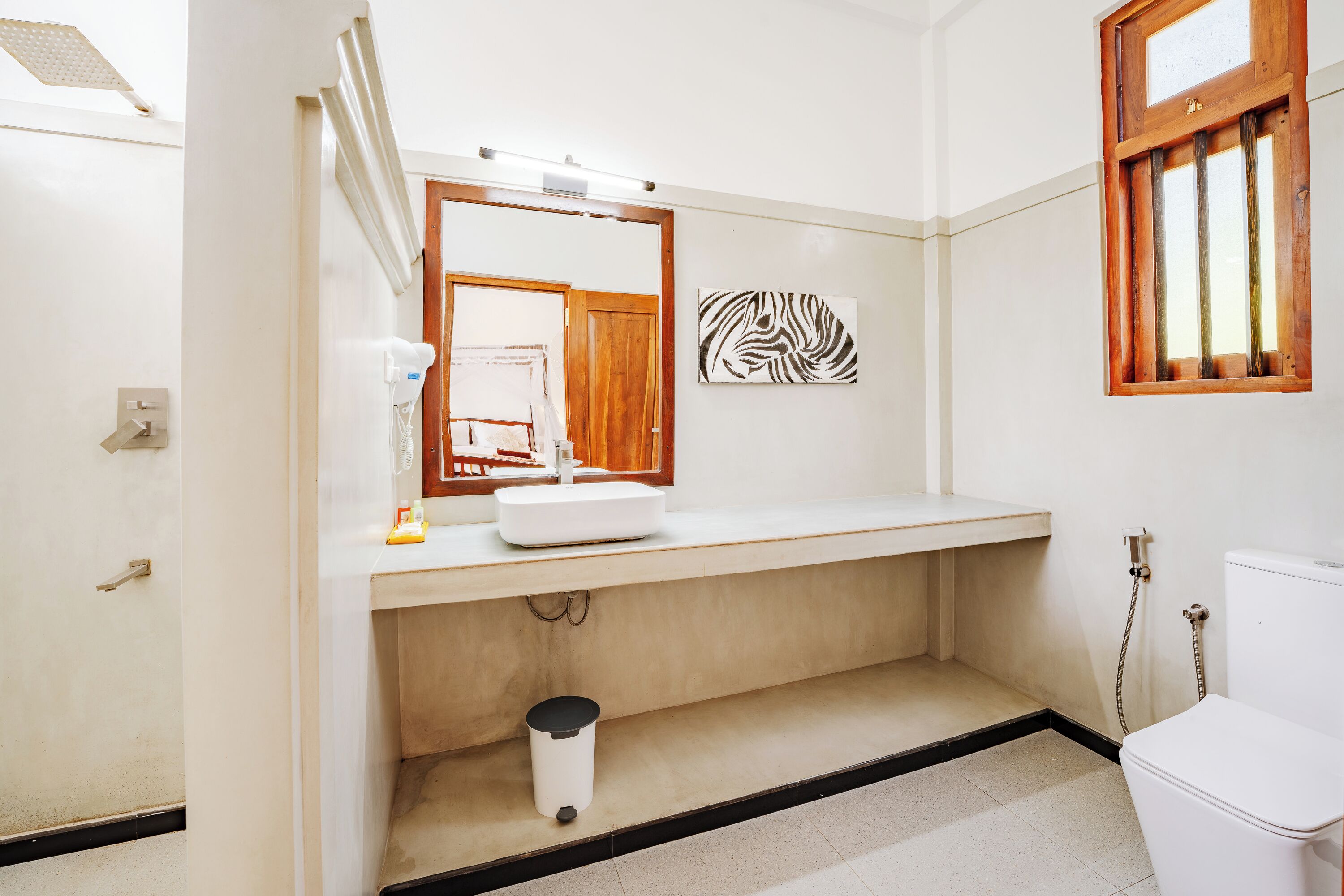 Un baño con inodoro, lavabo y espejo.