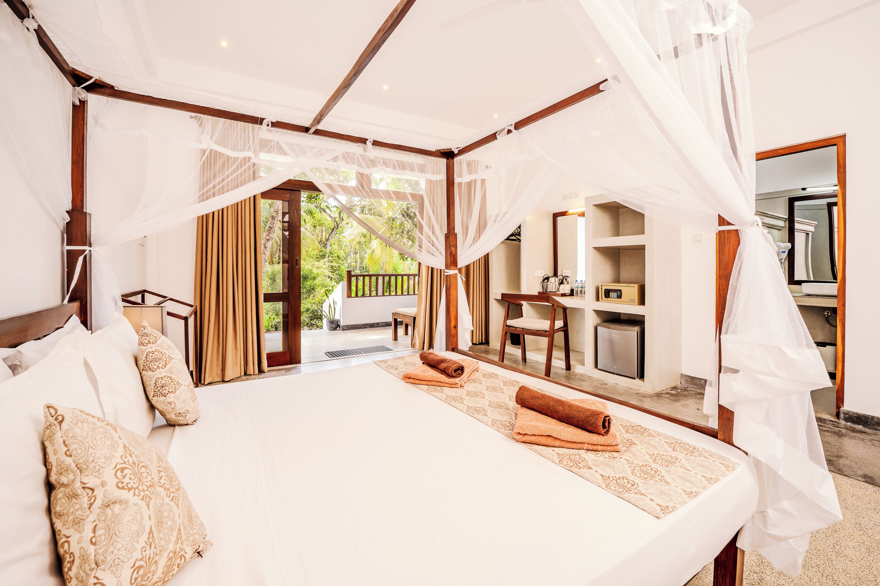 高级四人房 | 客房内保险箱、特色装修、特色家居、笔记本电脑工作区