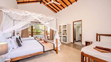 Superior Quadruple Room | In-room safe, laptop workspace, soundproofing, WiFi (free)