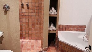 Un baño con ducha, inodoro y bañera.