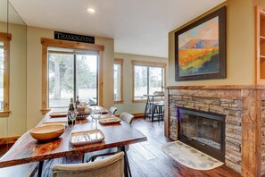Dining - Incredible Sunriver Retreat, Pet Friendly, Next to Pool and Golf Course, Hot Tub, BBQ (Sunriver)