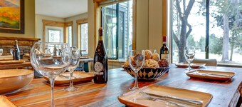 Incredible Sunriver Retreat, Pet Friendly, Next to Pool and Golf Course, Hot Tub, BBQ