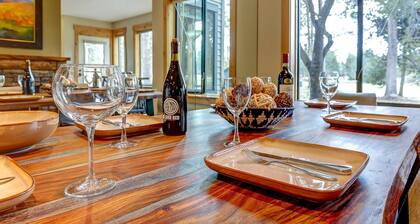 Incredible Sunriver Retreat, Pet Friendly, Next to Pool and Golf Course, Hot Tub, BBQ