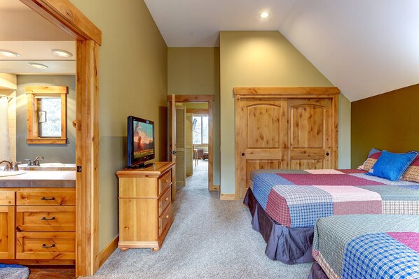 2 bedrooms, desk