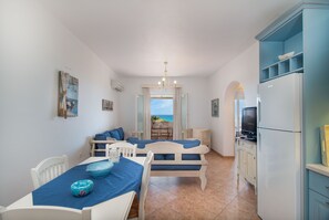 Deluxe Suite | Private kitchen | Full-size fridge, oven, espresso maker, coffee/tea maker - 9 Muses Naxos beach hotel (Naxos)