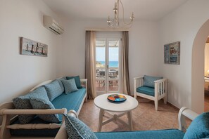 Deluxe Suite | Living area | Smart TV, fireplace