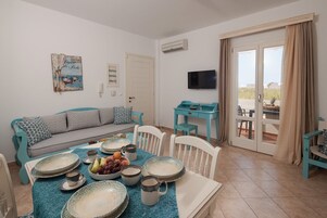 Apartamento Confort | Zona de estar | Una Smart TV, una chimenea