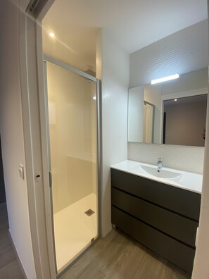 Sèche-cheveux, papier toilette