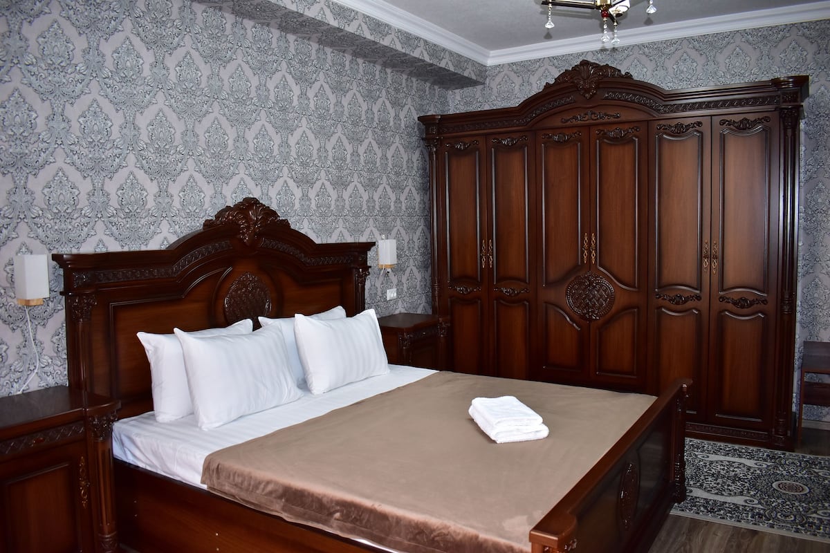 Suite Junior, 1 camera da letto, non fumatori, vista città | 2 camere, con arredamento individuale, una scrivania, postazione laptop