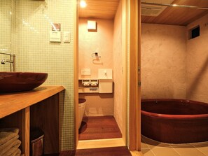 Departamento básico | Baño | Tina con regadera, tina profunda, amenidades de baño gratuitas 