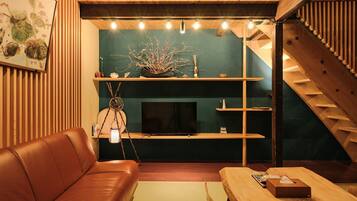 Basic Apartment | Living area | 40-inch flat-screen TV with satellite channels