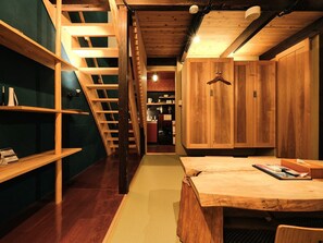 Departamento básico | Área de sala de estar | Televisión de pantalla plana de 40 pulgadas con canales vía satélite 