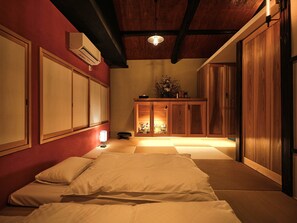 Departamento básico | 1 habitación, edredón, decoración personalizada y muebles diferentes 