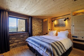 4 quartos, cofres nos quartos, ferros/tábuas de passar roupa, Wi-Fi