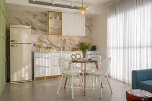 Classic Penthouse | In-room dining - YalaRent Flora- Designed 1BR penthouse (Tel Aviv)