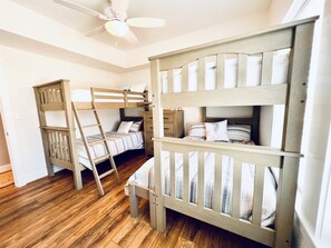 6 soverom, skrivebord, strykejern/-brett og wi-fi (inkludert)