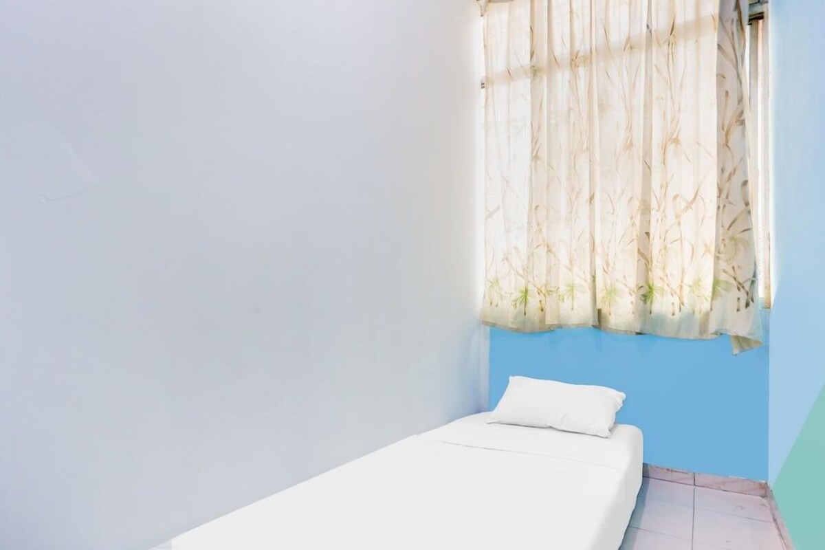 Desk, WiFi (free), bed sheets