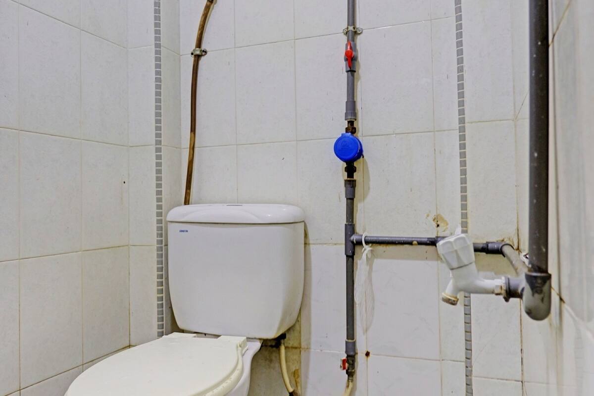 single room | bathroom | shower, towels