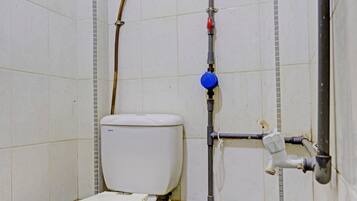 Single Room | Bathroom | Shower, towels