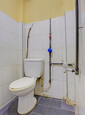Single Room | Bathroom | Shower, towels - Hotel O Ririn Homestay (Batam)