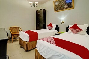 Desk, laptop workspace, free WiFi, bed sheets - Hotel O Wisma Bari (Palembang)