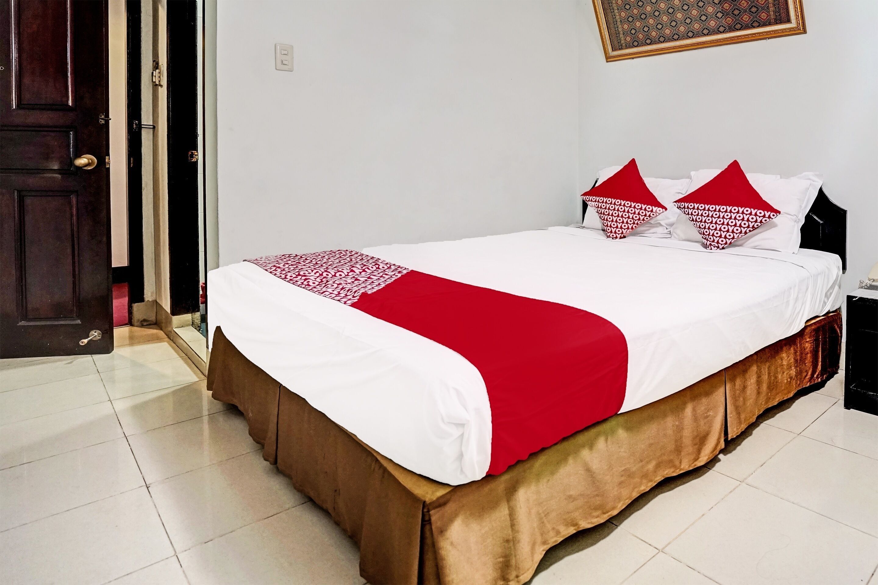 Desk, laptop workspace, free WiFi, bed sheets