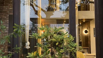 Fassade der Unterkunft – Abend/Nacht