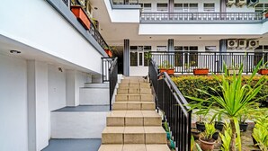 En bygning med flere etager og en central trappe op til en øvre etage.