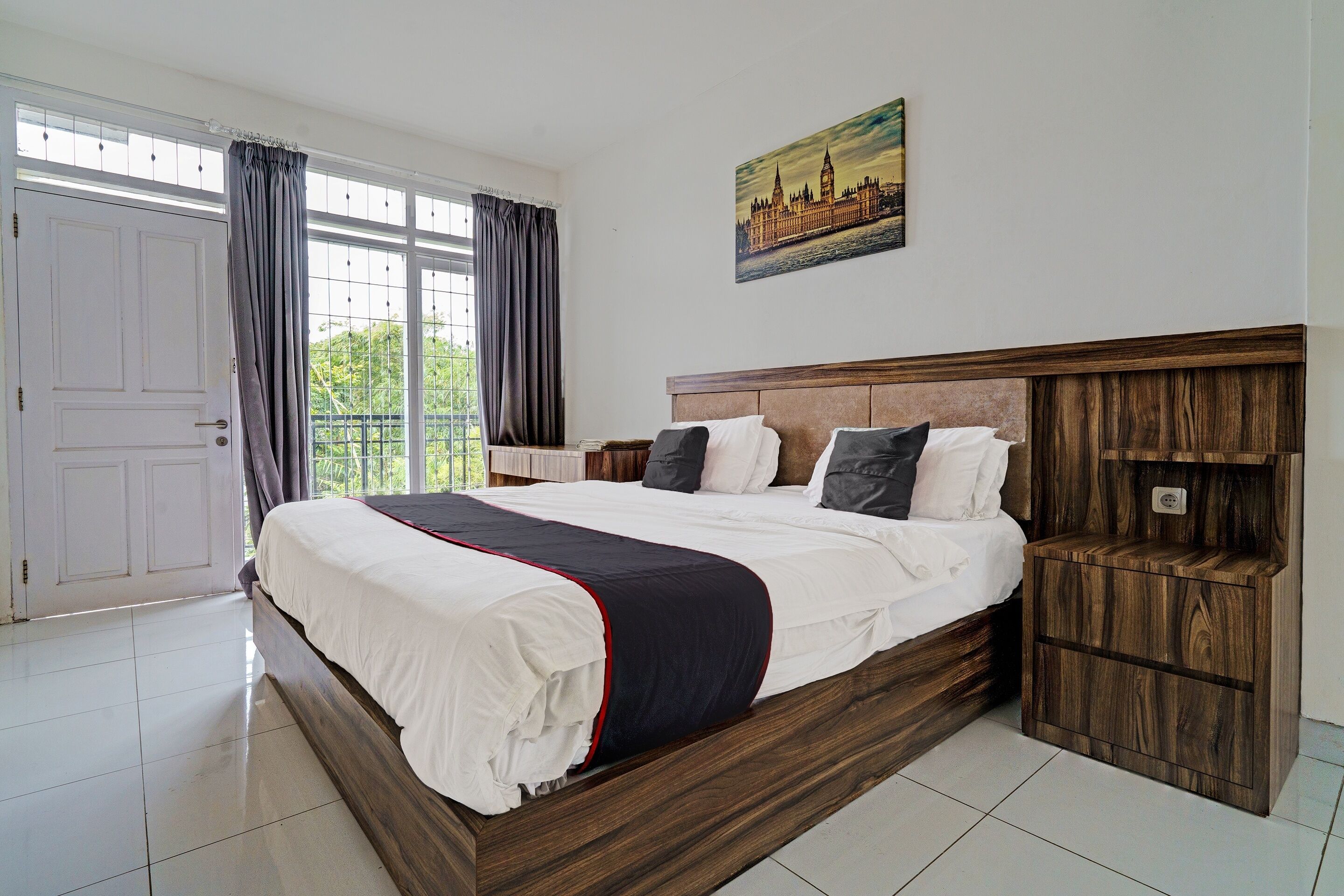 Desk, laptop workspace, free WiFi, bed sheets