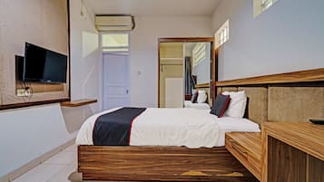 Desk, laptop workspace, free WiFi, bed sheets
